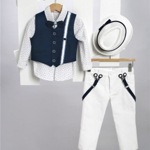 Άσπρη καμπαρντίνα παντελόνι, άσπρο εμπριμέ βαμβακερό πουκάμισο και μπλε καμπαρντίνα γιλέκο.