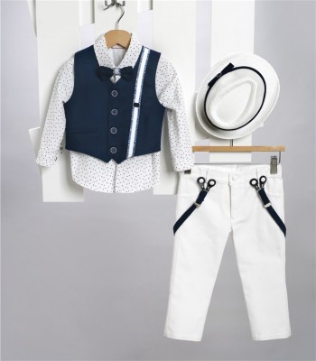 Άσπρη καμπαρντίνα παντελόνι, άσπρο εμπριμέ βαμβακερό πουκάμισο και μπλε καμπαρντίνα γιλέκο.