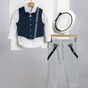 Ραφ καμπαρντίνα παντελόνι, άσπρο εμπριμέ βαμβακερό πουκάμισο και μπλε καμπαρντίνα γιλέκο.