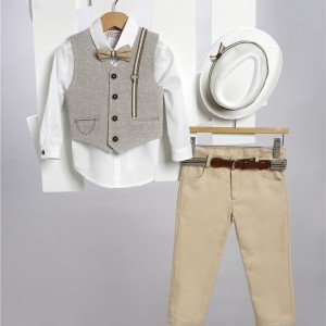 Μπεζ καμπαρντίνα παντελόνι, άσπρο βαμβακερό πουκάμισο και μπεζ καμπαρντίνα γιλέκο.