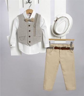 Μπεζ καμπαρντίνα παντελόνι, άσπρο βαμβακερό πουκάμισο και μπεζ καμπαρντίνα γιλέκο.