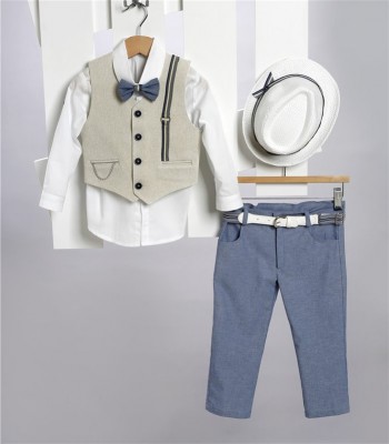 Ραφ καμπαρντίνα παντελόνι, άσπρο βαμβακερό πουκάμισο και εκρού καμπαρντίνα γιλέκο.