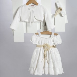 Άσπρο φόρεμα από βαμβακερό μπροντερί στολισμένο με πλεκτή ζώνη και τούλινο λουλούδι.