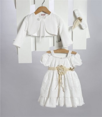 Άσπρο φόρεμα από βαμβακερό μπροντερί στολισμένο με πλεκτή ζώνη και τούλινο λουλούδι.