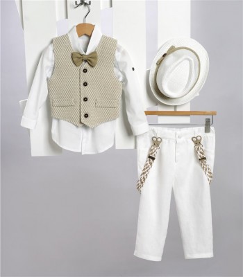 Άσπρο λινό παντελόνι, άσπρο βαμβακερό πουκάμισο και μπεζ καμπαρντίνα γιλέκο.