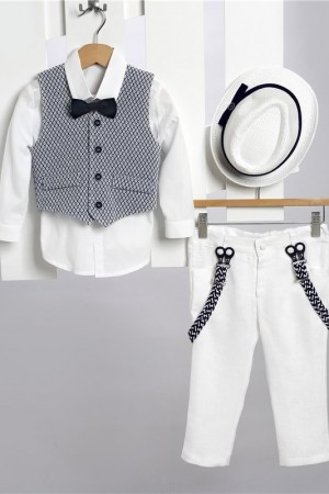 Άσπρο λινό παντελόνι, άσπρο βαμβακερό πουκάμισο και μπλε καμπαρντίνα γιλέκο.