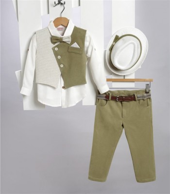 Μπεζ καμπαρντίνα παντελόνι, εκρού βαμβακερό πουκάμισο και μπεζ καμπαρντίνα γιλέκο.