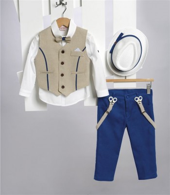 Ραφ καμπαρντίνα παντελόνι, άσπρο βαμβακερό πουκάμισο και μπεζ καμπαρντίνα γιλέκο.